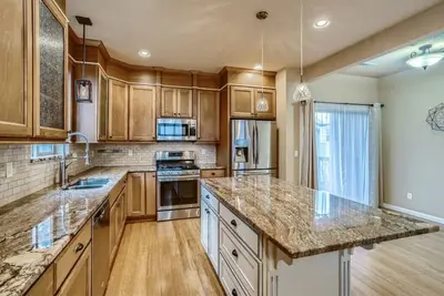 Image de Luxury 3/3 apartment close to Max tram, Fred Meyer at exit 305