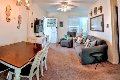 Image de Charming family friendly condo! Just 1 1/2 blocks from the beach!
