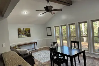 Image de 3-bedroom lakefront house in charming Hattiesburg with Ac, WiFi. Enjoy your stay