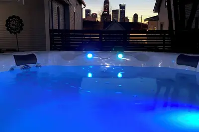 Image de Skyline View with a Hot Tub!