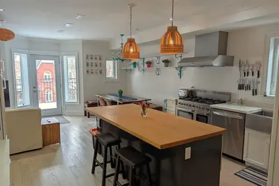 Image de Unique 3 Bed 3 Bath Junction Upper Unit Home