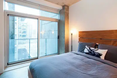 Image de F-12 Cozy Magnificent industrial apartment Heart of downtown