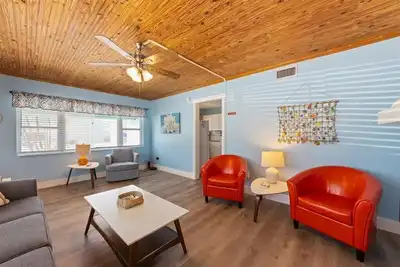 Image de Coastal Getaway Retreat –Steps to the Beach! 2br/1ba. Sleeps 4. In 4-Plex. Pool