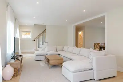 Image de Price-Drop! New construction spacious 5-bedroom house / Mid-island / Central Air