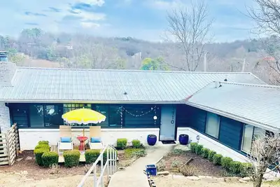 Image de Charming 2-bedroom house in the heart of town with funky Fayetteville vibes!