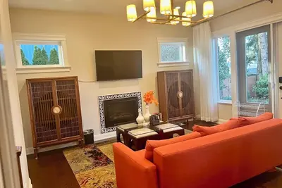 Image de Spacious and Elegant 2-story guest suite with Ac, WiFi by Uvic