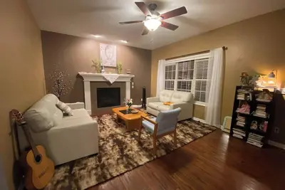 Image de Spacious & Cozy Private Basement Suite with Home Theater <New Listing>