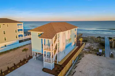 Image de Spacious oceanfront 7-bedroom house, almost new, made up of two full units
