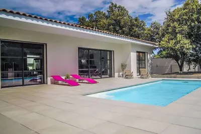Image de Moderne villa à Vers-Pont-du-Gard, piscine privée et animaux admis ( 2 ).