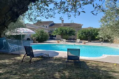 Mas climatisé situé entre Provence et Ardèche, piscine, ping-pong, animaux admis (1).
