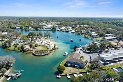 Image de Bring your own boat l Waterfront with dock l Sleeps 9