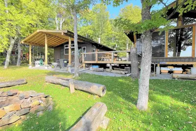 Image de Welcome to the Wolf Den on Wolf Lake!