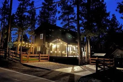 Image de Sugarpine Retreat - Spacious modern cabin with a hot tub, game room, fire pit, and fenced yard