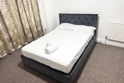 Image de Central 4 Bed House - Sleeps 8 & Free Parking