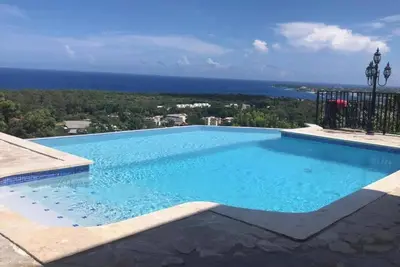 7br/10ba Villa: Infinity Pool & Breathtaking Sea Views