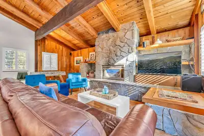 Image de Cozy Carnelian Bay Escape with Deck and Foosball