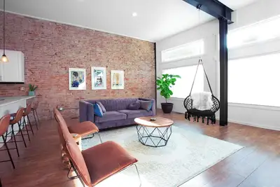 Image de Loft in the Zoo • Premium downtown apartment!