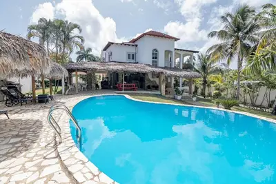 5br/5ba Villa: Private Pool & Steps to the Beach and Clubs