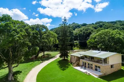 Image de Large Family Friendly Hinterlands Creek-Front Acreage.