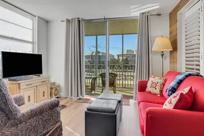 Image de Beach Getaway for up to 4! Easy Walk to Beach, Free Parking! Over $100 of Free Daily Activities!
