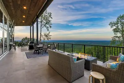 Image de Indoor Saltwater Pool + Arcade + Fire Pit | Peak Views | Grand Vista Retreat
