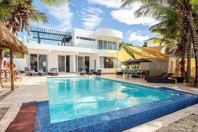 Beachfront 7bd villa with Spectacular Sea Views