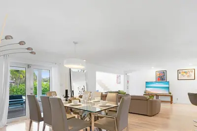 Image de Waterfront Home with 5br-4bth & Pool