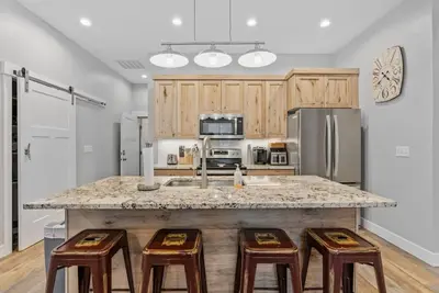 Image de Spacious+HotTub+Pickleball/Basketball+Sleeps 9!