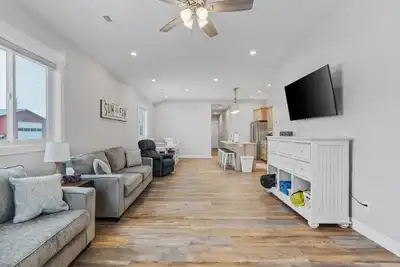 Image de Hot Tub+Spacious+Pickleball/Basketball+Sleeps 9!