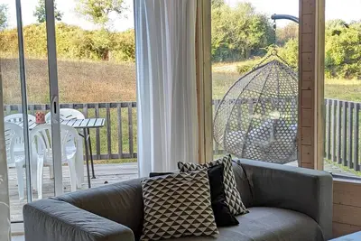 Image de Cabane perchée vue sur le château de Biron avec piscine partagée