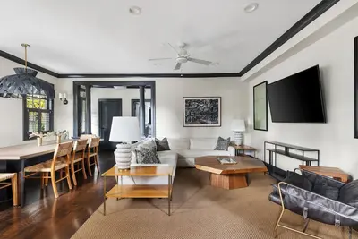 Image de Sleeps 6| Downtown|Luxury House
