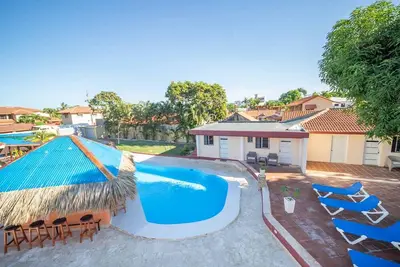 7br/6ba Villa: Private Pool & Steps to the Sea