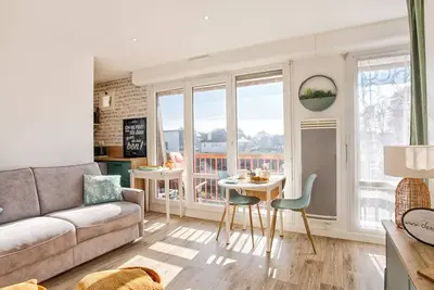 Image de Studio lumineux avec balcon et parking à deux pas de la plage
