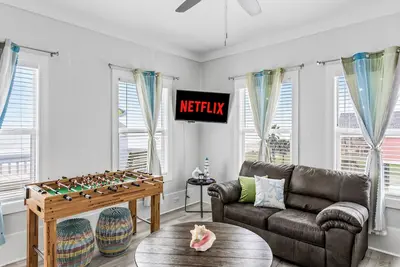 Image de 5br Beach Escape | Hot Tub, Game Room & Firepit