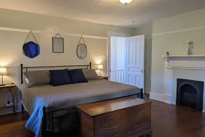 Image de Cozy Historic 2 Bed\/2 Bath 1 mile to Downtown in Daniels Hill w\/Creek Views
