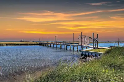 Image de 720 ft lighted fishing pier, pool, boat launch and docking area, tennis court