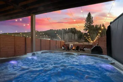 Image de Buffalo Ridge | Hot Tub + Walk to Downtown