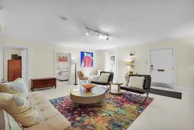 Image de Hip Pad in Heart of Savannah w/ Parking + Pet-friendly by Lucky Savannah