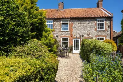Image de A delightful mid-terrace Victorian cottage only a short drive from the coast!