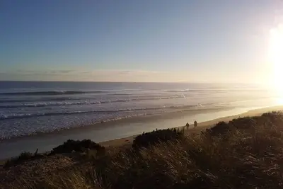 Image de Cozy beach house short walk to shops, beach and playground.