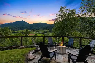 Image de Hot Tub, Views + Chef’s Kitchen | Pet-Friendly Retreat + Biltmore Pass