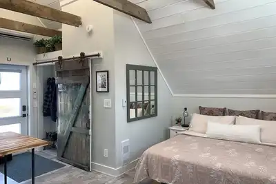 Image de Carriage House Suite in the heart of Picton, Prince Edward County!