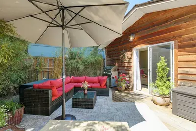 Image de Garden Retreat in James bay \/ Full Kitchen \/ King Bed \/ Monthly Rental