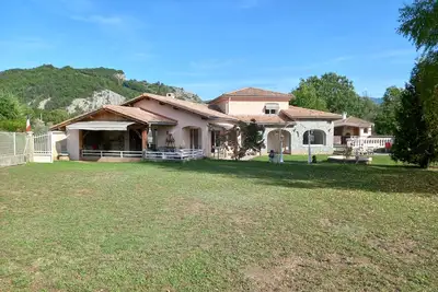 Image de grande maison avec grand terrain cloturè uniquement a la semaine ou plus