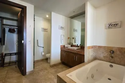 Image de B Nayar Beautiful apartment for up to 6 people in private neighborhood.