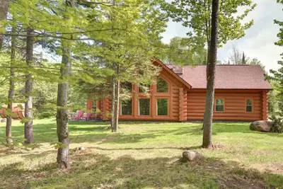 Image de Chalet Paix Nordique/Lake Fiddler/spa/chalet luxe/ piscine chauffé/ activités!