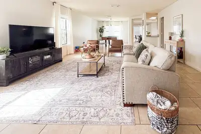 Image de home. perfect for vacations. spacious. centrally located secure community. river walk 17m.