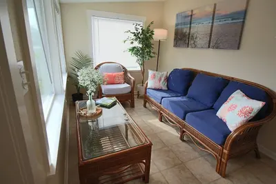 Image de 3 minute walk to beach and town on quiet street