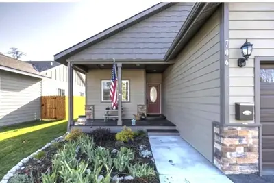Image de Charming 2 Bedroom/2 Bath Hot Tub Garden Home with Central Air/Heat in Hamilton