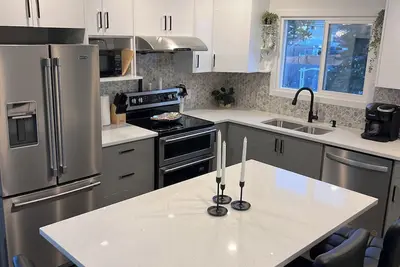 Image de 🌟 Stylish, Spacious 3br Retreat in Edmonton — Pet Friendly, Near Top Attractions